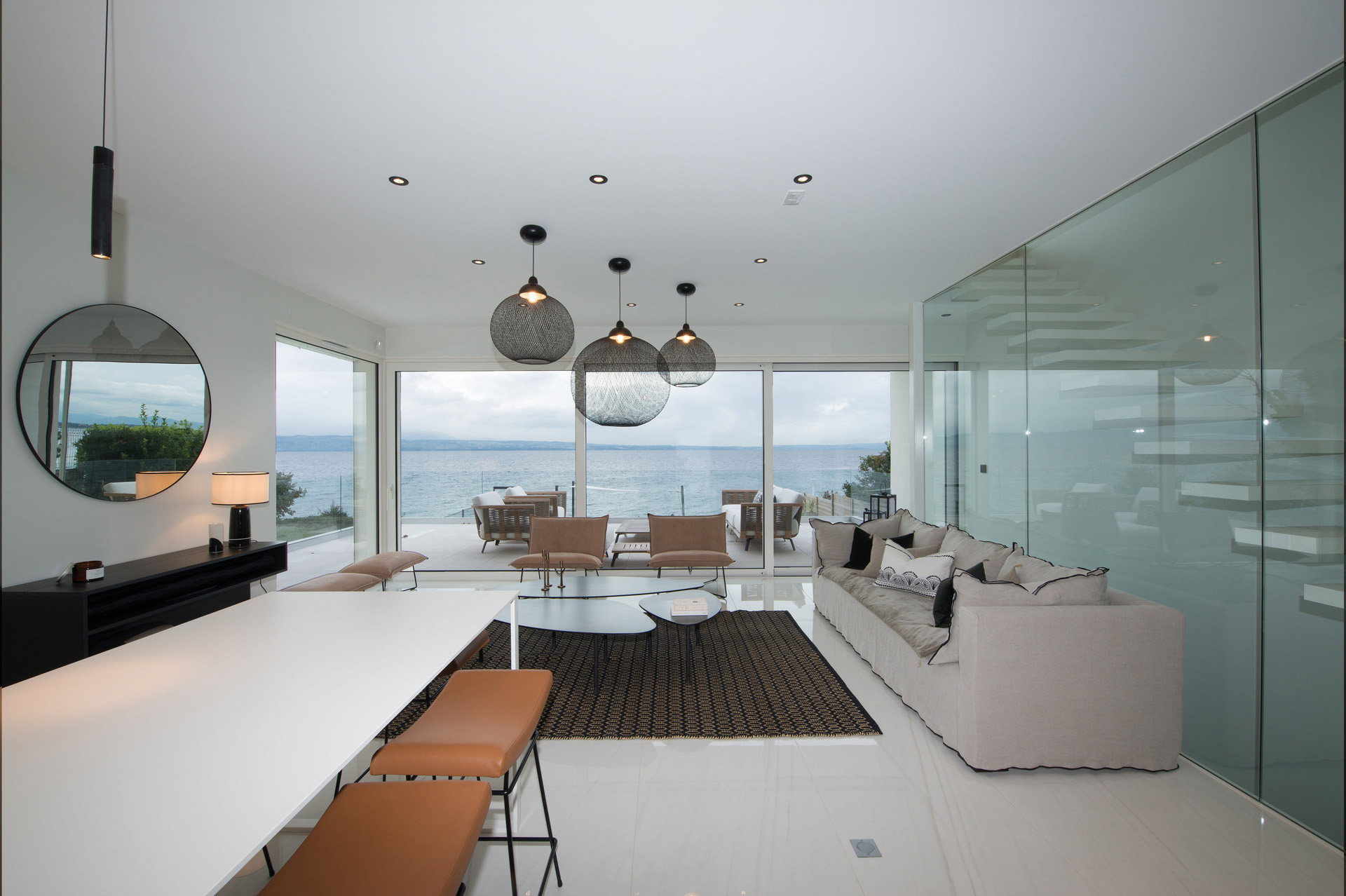 <div class=thumb>LES PIEDS DANS L'EAU</div><br><br>
Villa & Jardin | Lac leman | 210 m2<br>